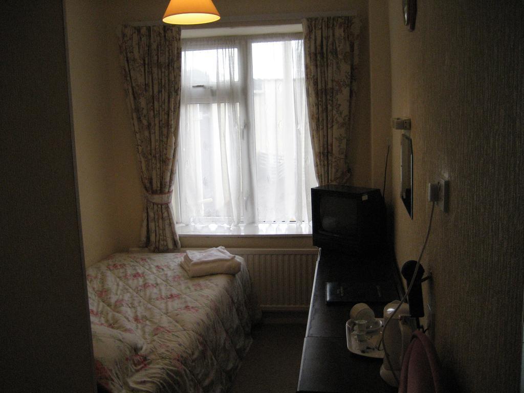 Ashley Court Hotel Торки Стая снимка
