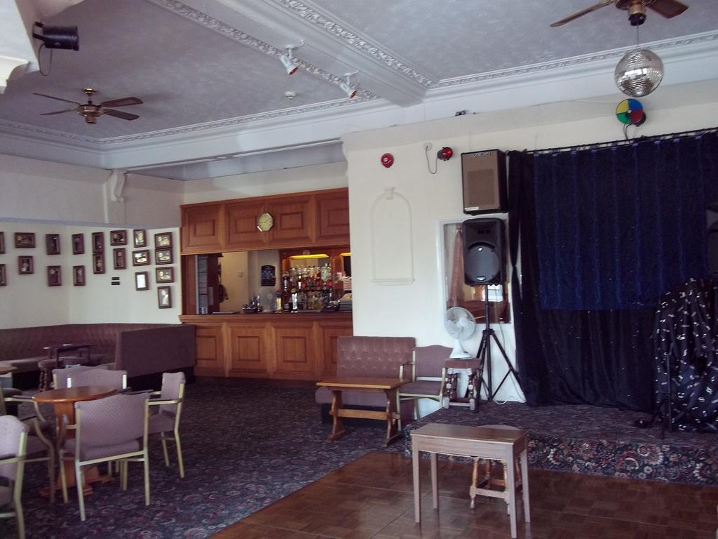 Ashley Court Hotel Торки Екстериор снимка